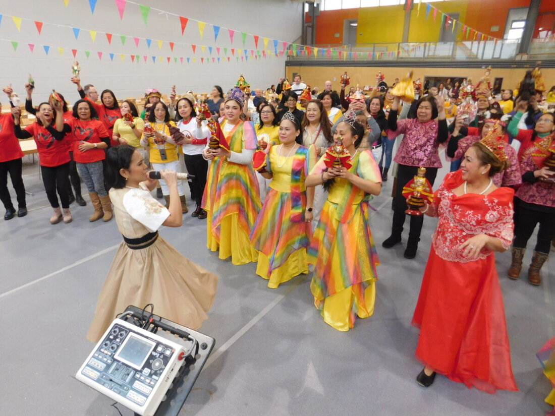 Speichersdorf. Am 11. Januar wird das philippinische Santo Niño Fest gefeiert, mit über 250 Teilnehmern und einem bunten Programm aus Musik, Tanz und dem "Boodle Fight". Highlights sind ein zweisprachiger Gottesdienst und folkloristische sowie moderne Tänze.