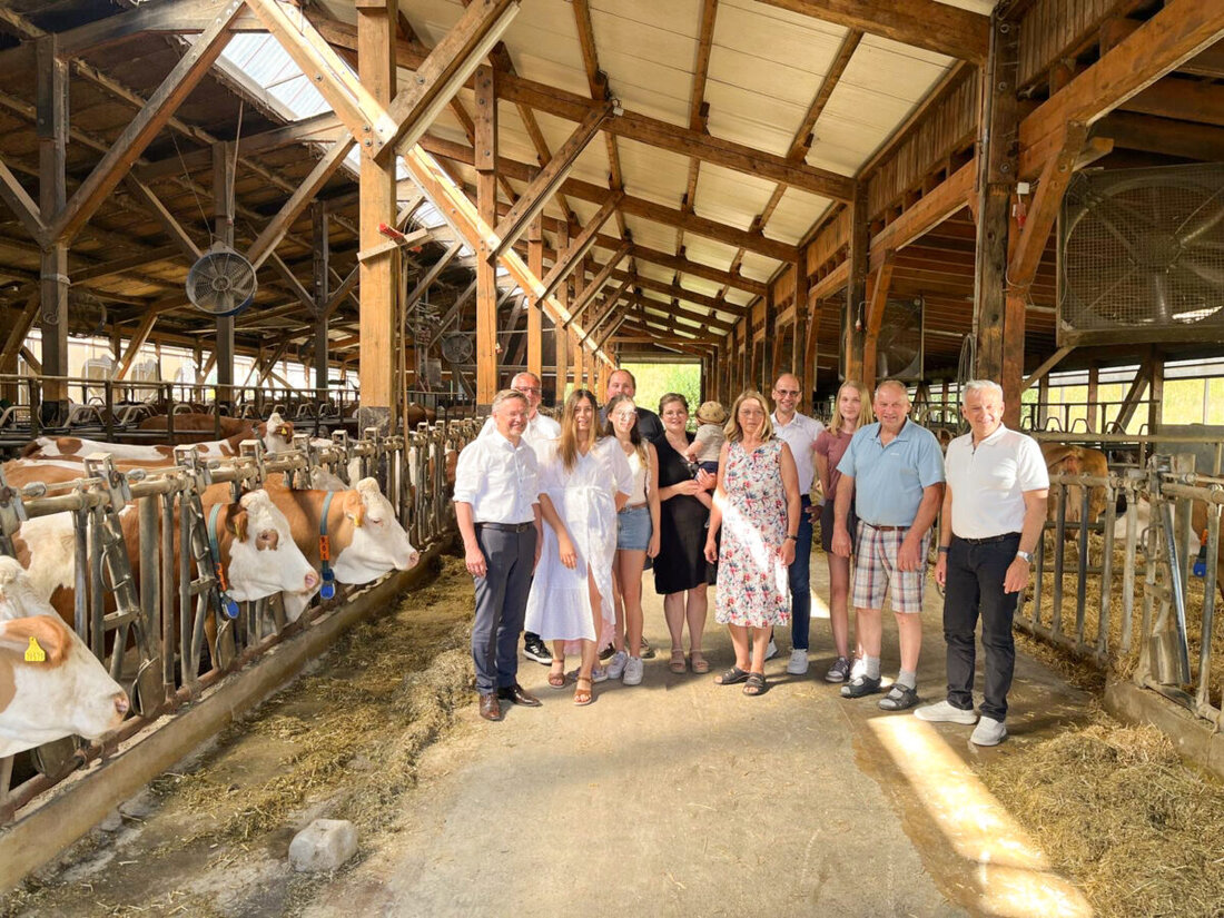 Höll. Roland Grillmeier und Landtagsvizepräsident Tobias Reiß haben zusammen mit weiteren Gästen den Betrieb der Familie Wegmann in Höll b. Pullenreuth besucht, um zum Staatsehrenpreis zu gratulieren. 