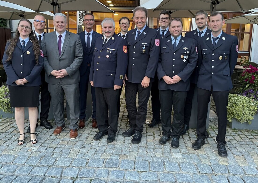 Königstein. Feuerwehrmitglieder wurden von Landrat Richard Reisinger für 40 bzw. 25 Jahre Einsatz in Holnstein-Mittelreinbach und Trondorf mit Ehrenzeichen in Gold und Silber ausgezeichnet.