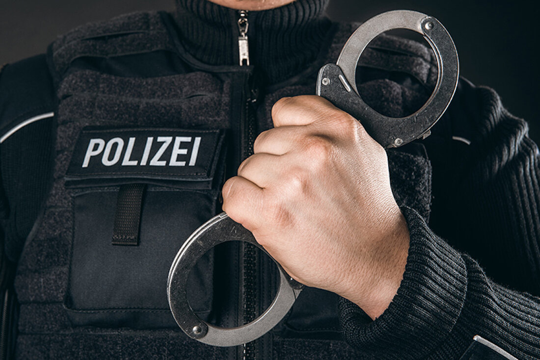 Waidhaus. Bei Grenzkontrollen auf der Autobahn A6 wurden zwei gesuchte Personen festgenommen und Geldstrafen in Höhe von über 7.800 Euro eingetrieben.