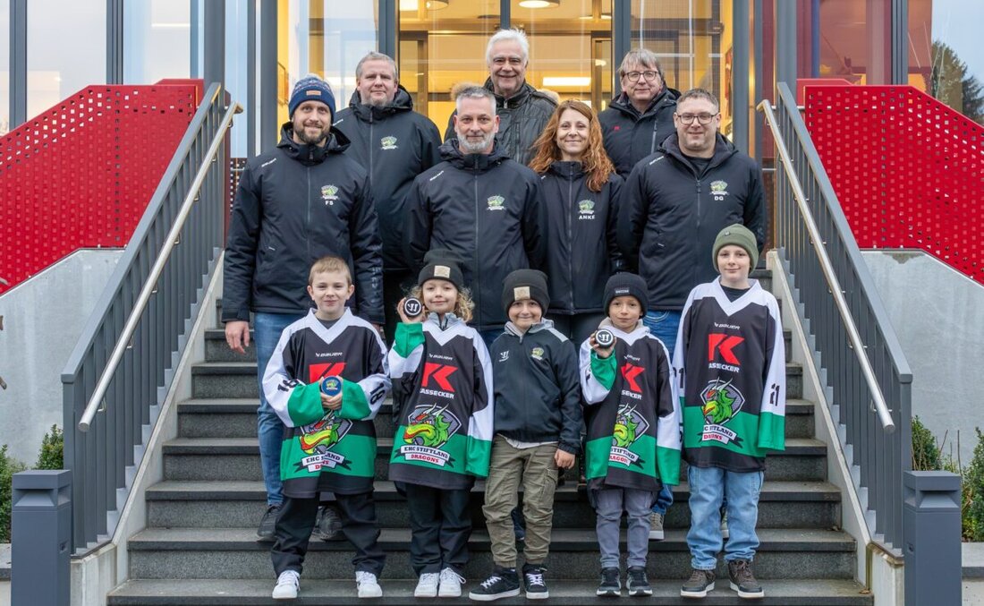 Waldsassen. Jeder, der schon mal in einem Verein gearbeitet hat, weiß, wie wichtig die Unterstützung aus der Wirtschaft ist. Die Stiftland Dragons freuten sich deshalb riesig über eine Trikotspende des Waldsassener Bauunternehmens Kassecker.