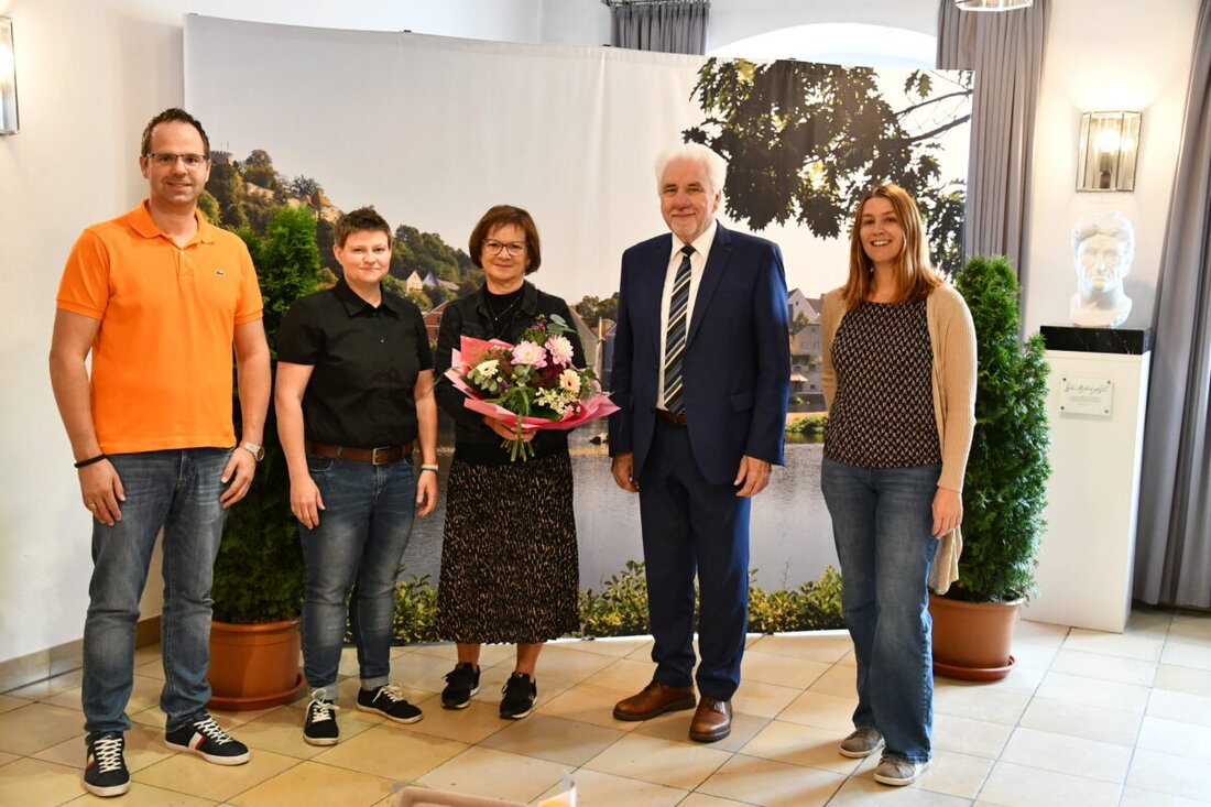 Burglengenfeld. 45 Jahre im Dienst der Stadt: Elke Niedermeier feierte kürzlich ihr Dienstjubiläum im Rathaus. 