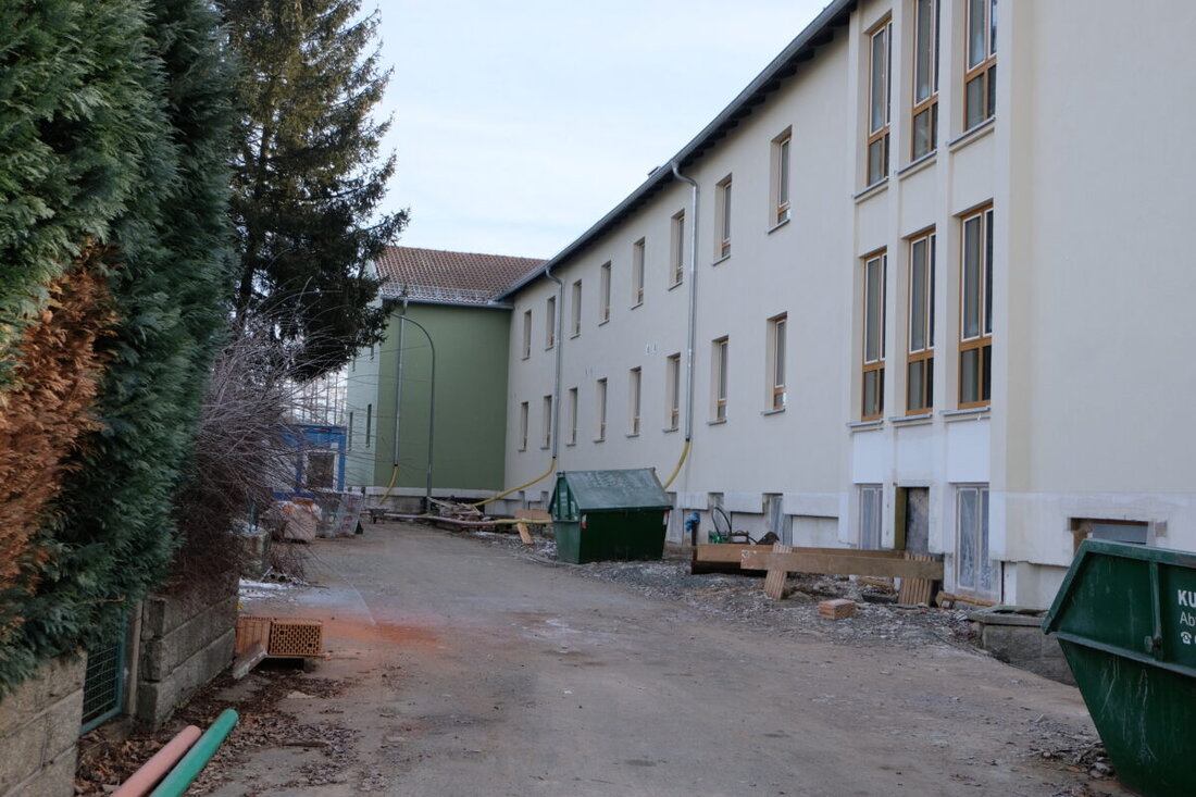 Floß. Die Sanierung des Zentralschulhauses nähert sich dem Ende, was Schüler, Lehrer und Eltern erleichtert aufatmen lässt. Verkehrsteilnehmer profitieren ebenfalls, da die Umleitung nun bald aufgehoben wird.