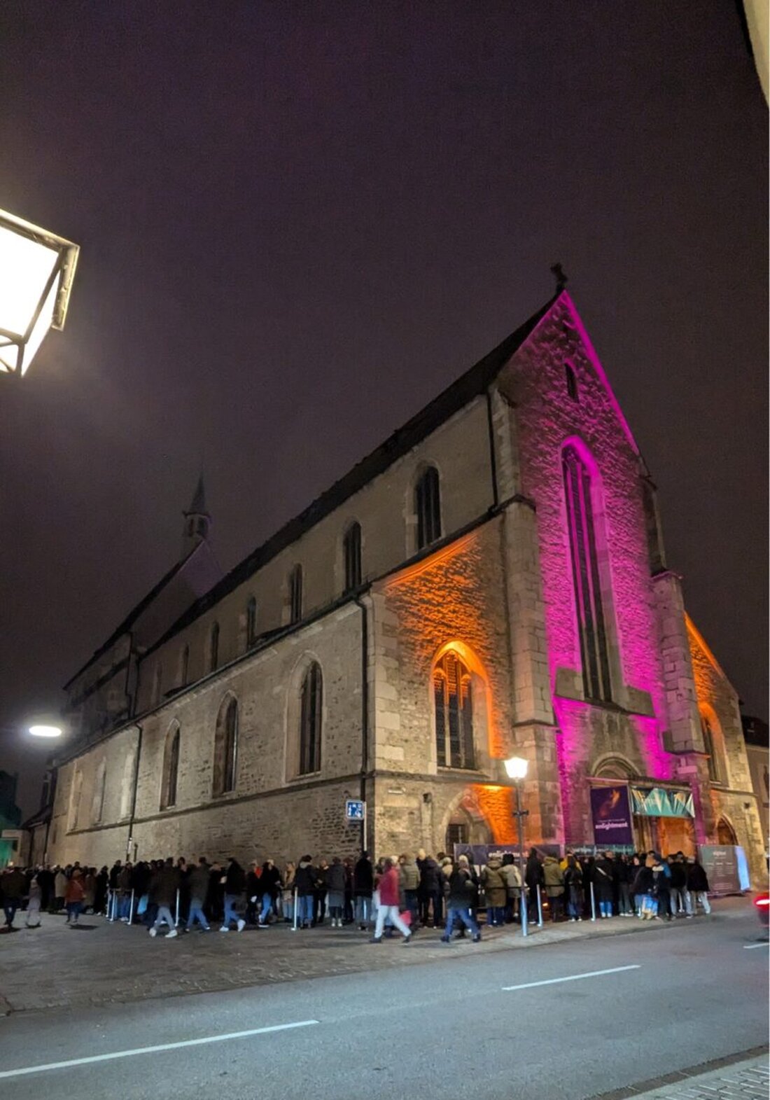 Regensburg. Die Lichtshow Enlightment in der Minoritenkirche zieht seit dem 9. November fast 30.000 Besucher an, ist bis 11. Januar zu sehen und kombiniert eindrucksvoll die Jahreszeiten mit Musik Vivaldis.