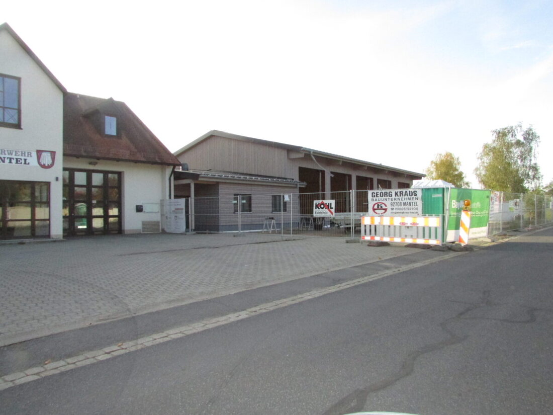 Mantel. Der Auftrag für die Außenanlage des Feuerwehrhauses wurde vom Marktrat auf die nächste Sitzung verschoben, wegen Diskussionen über einen Übungsschacht und Zufahrt.