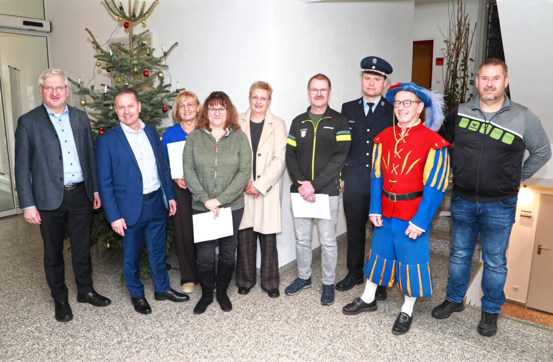 Erbendorf. Kurz vor Weihnachten unterstützen die Vereinigten Sparkassen Erbendorfer Vereine mit 17.325 Euro. Die Spenden fördern gemeinnützige und kulturelle Projekte, wofür Bürgermeister Johannes Reger und die Empfänger dankbar zeigen.
