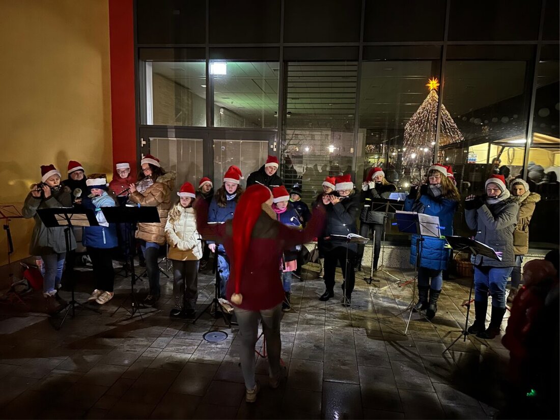 Erbendorf. 20 Spielleute des Feuerwehrspielmannszugs führten beim Adventskonzert im Stadtpark klassische und moderne Weihnachtslieder auf, lockten über 100 Zuhörer an. Das Konzert am 4. Advent wurde von weihnachtlicher Atmosphäre und gemeinsamer Freude begleitet.