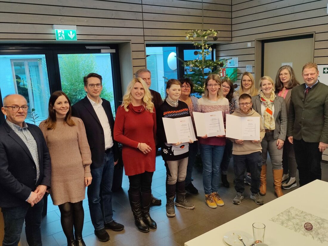 Mitterteich. Drei Mitarbeiter der Stiftlandwerkstätten haben sich als Assistenten in der Kindertagesstätte qualifiziert und ihre Zertifikate erhalten.