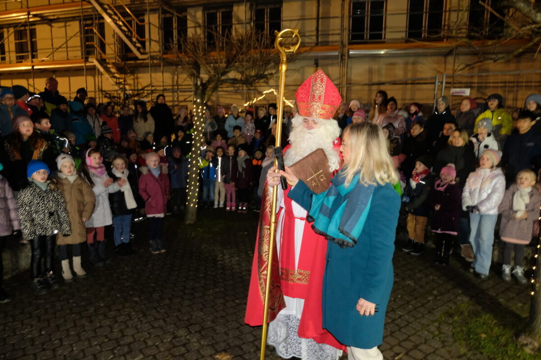Floß. Erstmals wurde ein Adventsmarkt der Grundschulen aus Floß und Flossenbürg im Schulhof organisiert, der sowohl Kinder als auch hunderte Besucher begeisterte.