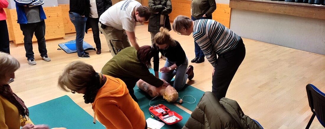 Mantel. TSG Mantel Weiherhammer veranstaltete ein Erste-Hilfe-Training mit Schwerpunkt auf dem Umgang mit einem neuen Defibrillator. Das Training bereitete Mitglieder praxisnah auf Notfälle vor und nahm ihnen die Angst vor der Bedienung des Geräts.