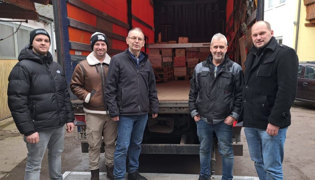 Eslarn. Gemeinschaftlich sammelten Eslarner CSU, Schulkinder und Lehrer 40 Hilfspakete für Arme in Rumänien, transportiert von Lastwagenfahrer Ludwig Wüst.