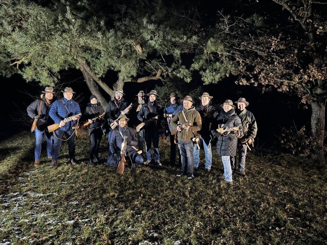 Eslarn. Die Böllerschützengruppe "Hubertus Eslarn" kündigte am Neujahrstag 2025 mit traditionellem Salutschießen den Jahresbeginn an. Highlight im Jahr 2025 wird das Bayerische Böllerschützentreffen am 10. August, Teil des Jubel-Heimatfestes.