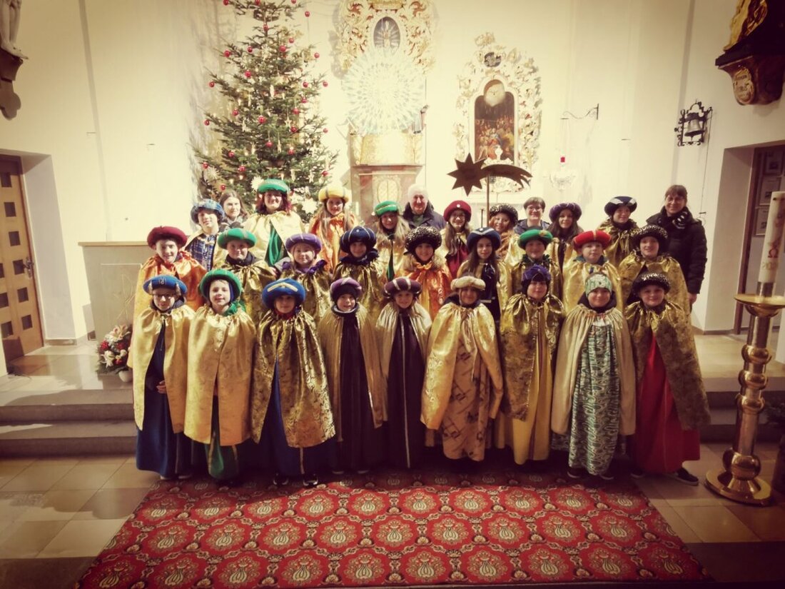 Eslarn. Pfarrer Erwin Bauer entsandte 29 Sternsinger in königlichen Gewändern, die den Segen "Christus segne dieses Haus" überbrachten. Die Spenden unterstützen weltweit Kinderprojekte.