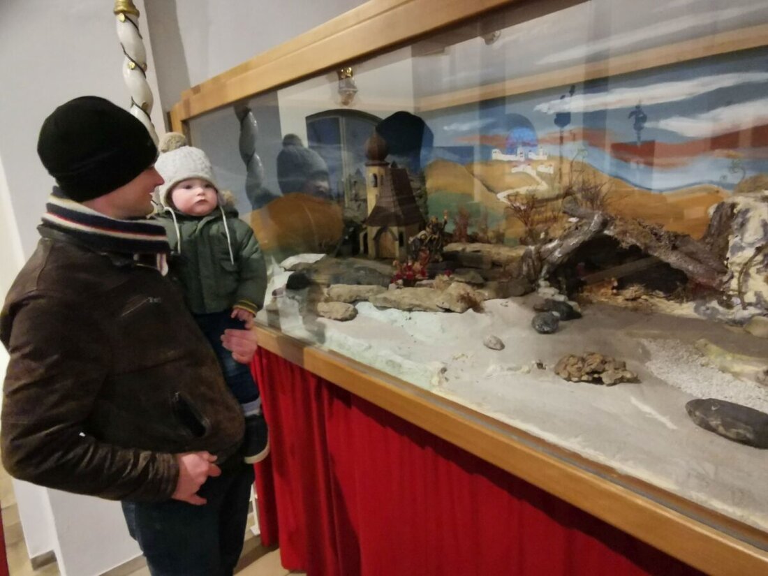 Eslarn. Die Weihnachtskrippe in der Pfarrkirche "Mariä Himmelfahrt", installiert seit 1950, begeistert zu verschiedenen Anlässen mit unterschiedlichen Szenen und Melodien.