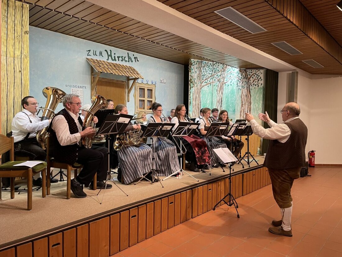 Etzenricht. Traditionell zum Jahreswechsel begrüßte die Etzenrichter Blaskapelle das neue Jahr mit einem Konzert. 
Bereits im vorangegangenen Gottesdienst spielten die Musiker in der Kirche und zeigten sich dort von der sakralen Seite, die sie mit Ernst Ebnet hervorragend präsentierten.