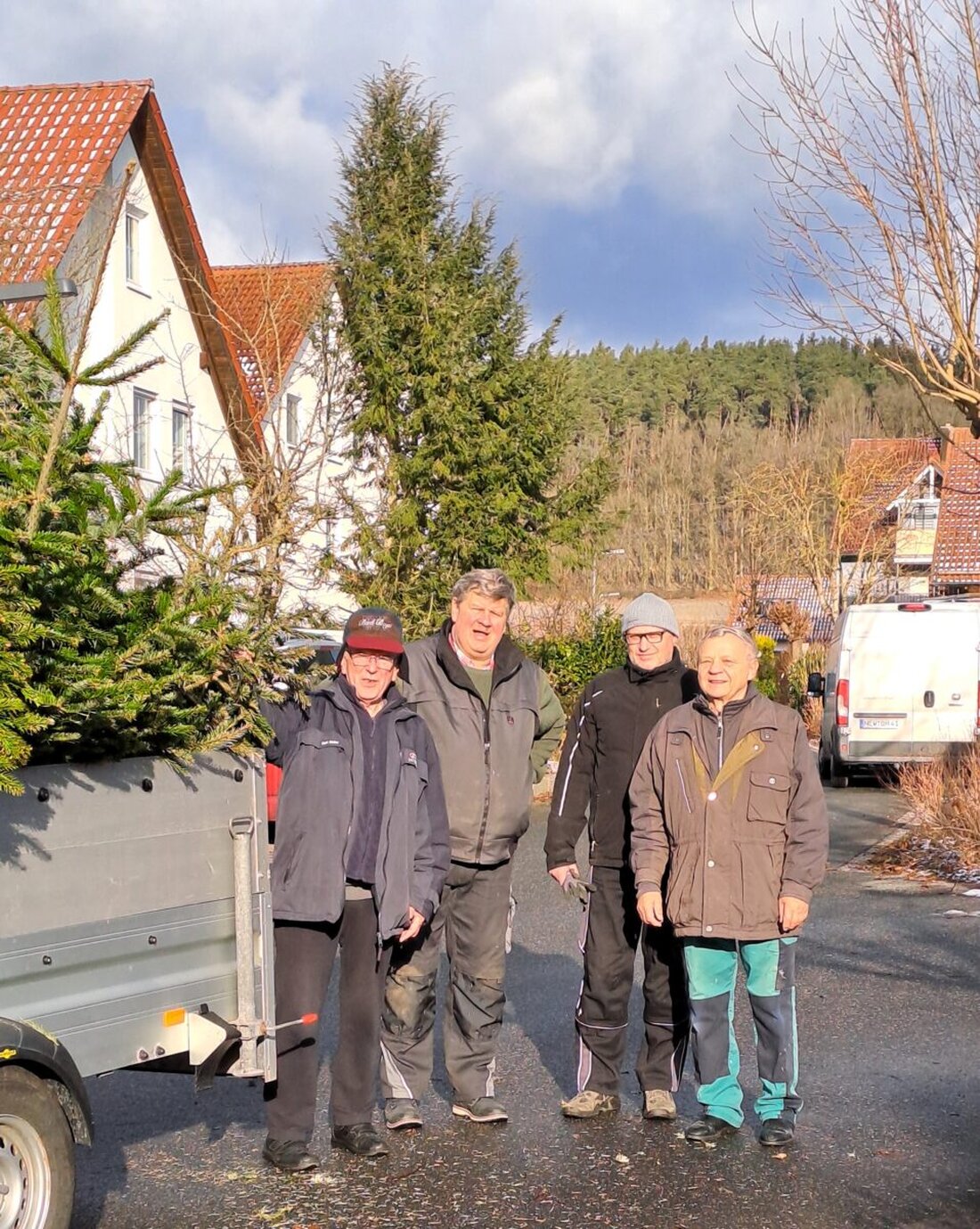 Etzenricht. Traditionell sammelte die Junge-Union die ausgedienten Christbäume ein.