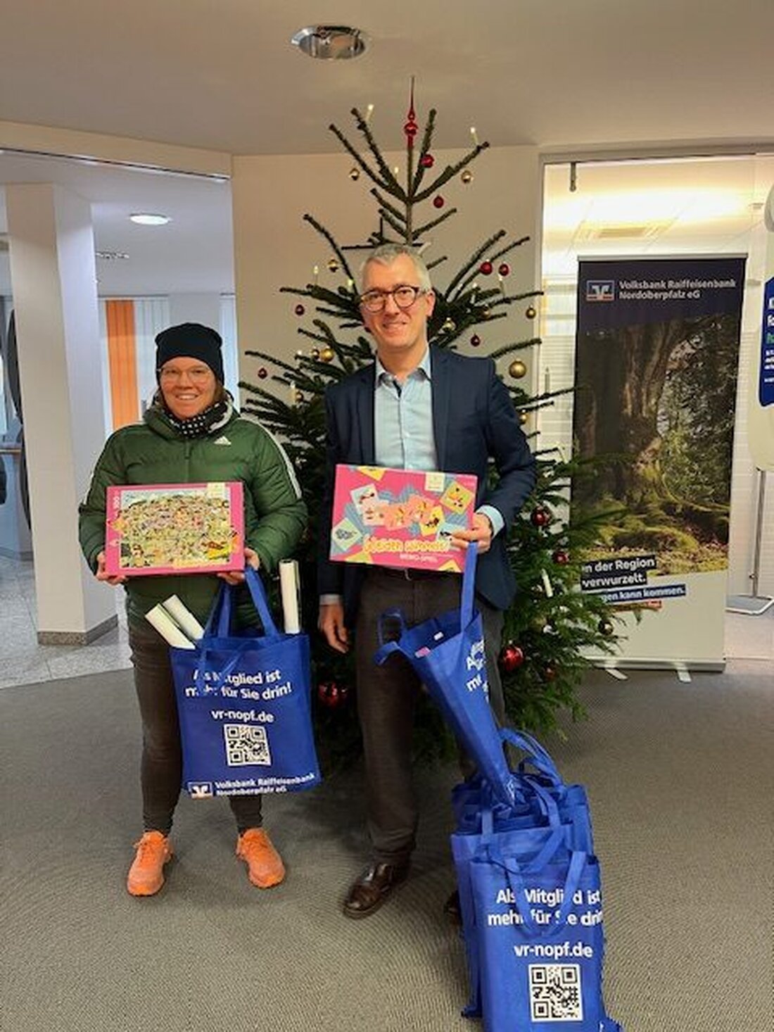 Etzenricht. Eine besondere Überraschung erlebte Kindergartenleiterin Theresa Schiller bei ihrem letzten Besuch in der Hausbank der Kindergarteneinrichtung.
