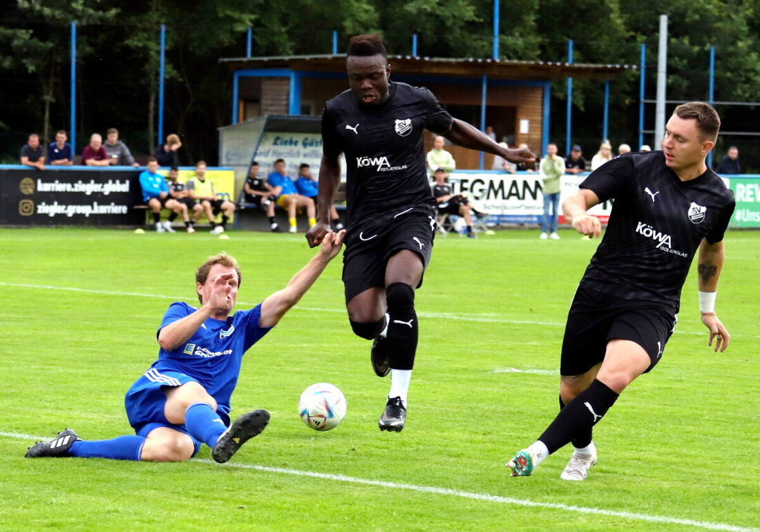 Etzenricht. Der SV Etzenricht tritt am Samstag um 16 Uhr auswärts gegen Aufstiegskandidaten Ettmannsdorf an, aktuell auf Rang 4, während Etzenricht mit 4 Punkten Platz 16 belegt. Trotz der Außenseiterrolle zielt Trainer Andy Wendl darauf ab, die starke Offensive der Gastgeber zu bremsen und selbst effizient zu agieren.