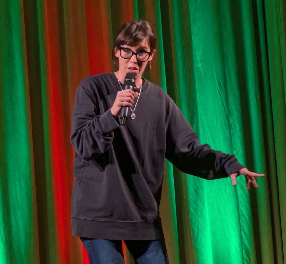 Waldsassen. Kabarettistin Eva Karl Faltermeier begeisterte in ausverkaufter Stadthalle mit Humor und scharfsinnigen Beobachtungen. Sie sprach über ihre Heimat, Lebensphilosophie und balancierte gekonnt zwischen Komik und ernsten Themen.