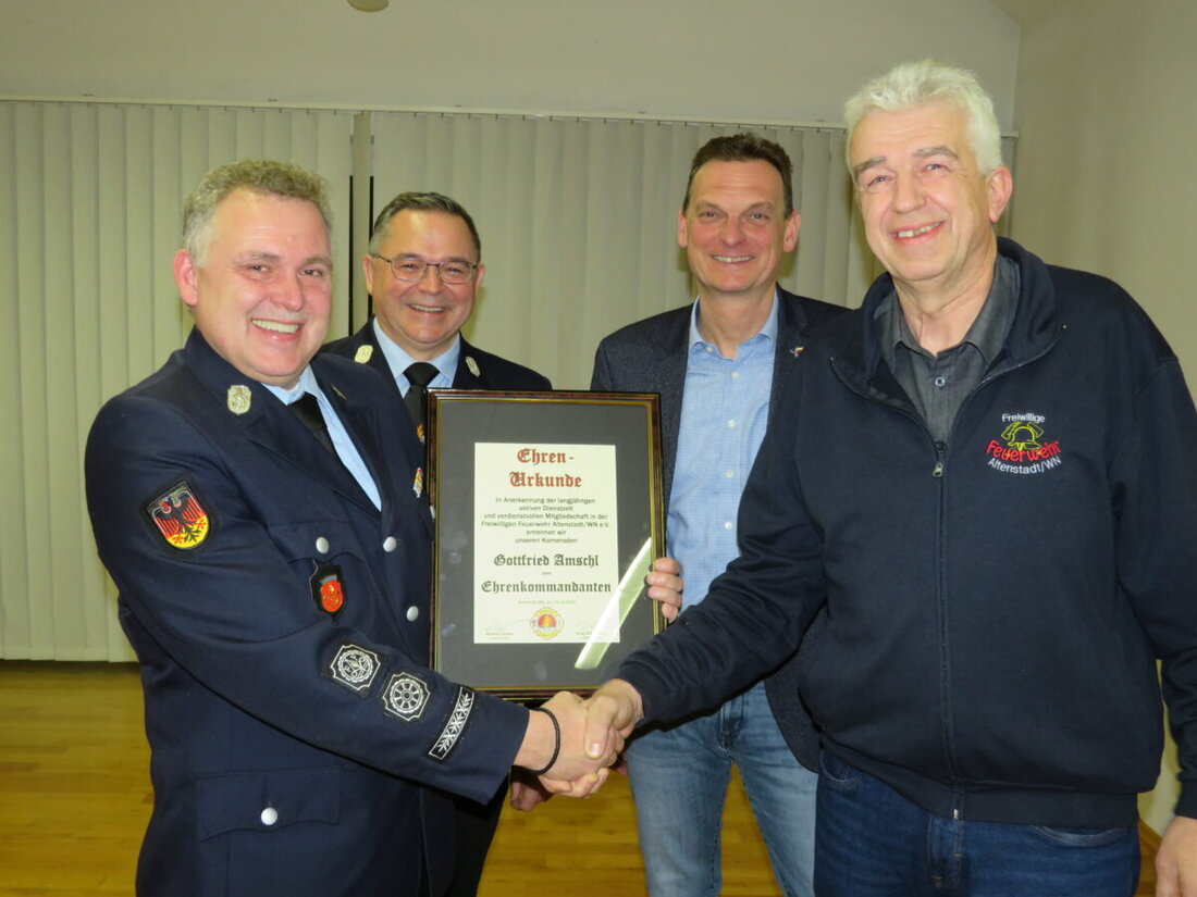 Altenstadt/WN. Für die  langjährige Arbeit in der Feuerwehr wurde  Gottfried Amschl zum Ehrenkommandanten ernannt.