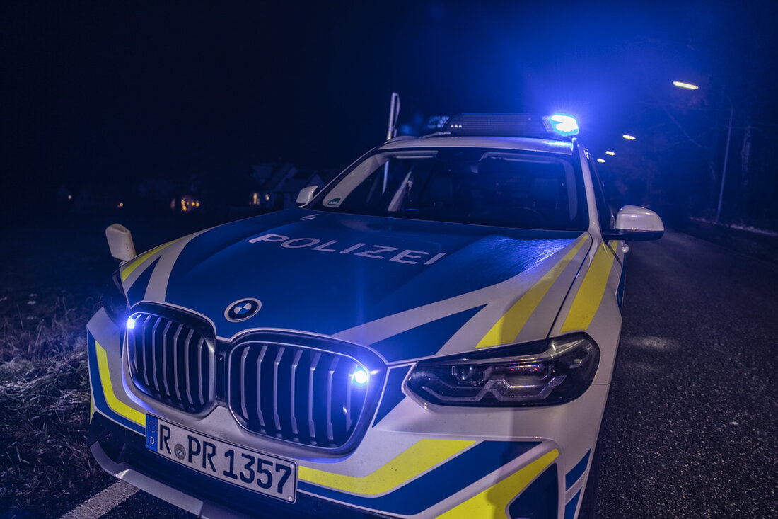 Weiding. Ein 77-jähriger Bewohner griff in einer Wohneinrichtung einen Rollstuhlfahrer (59) mit einem Küchenmesser an. Das Opfer wurde schwer verletzt, konnte aber das Krankenhaus noch am selben Tag verlassen.