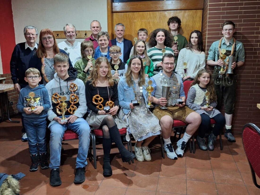 Flossenbürg. Zur Königsproklamation begrüßte Schützenmeisterin Bettina
Gillitzer-Sailer in "Murphys Pilspub" viele Mitglieder. Besonders
erwähnenswert war die große Anzahl der Nachwuchstalente. Ein großes
Dankeschön sprach Gillitzer-Sailer allen Helfern und Spendern aus.
