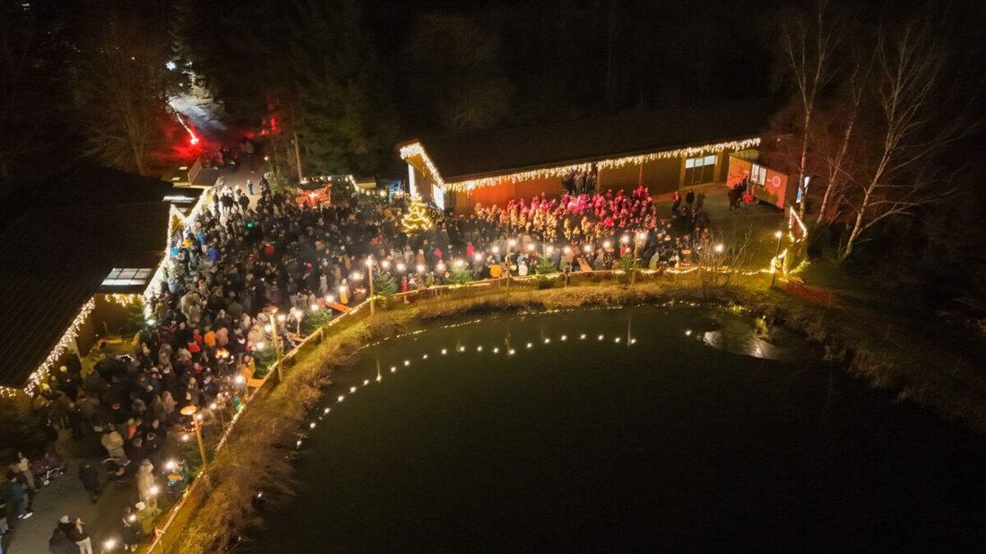 Tirschenreuth. Die Kulinarische Weihnacht des Fischereivereins Stiftland bot festliche Genüsse und ein vielfältiges Programm. Höhepunkte waren der Besuch des Nikolauses und der Auftritt der Grölldeifl.