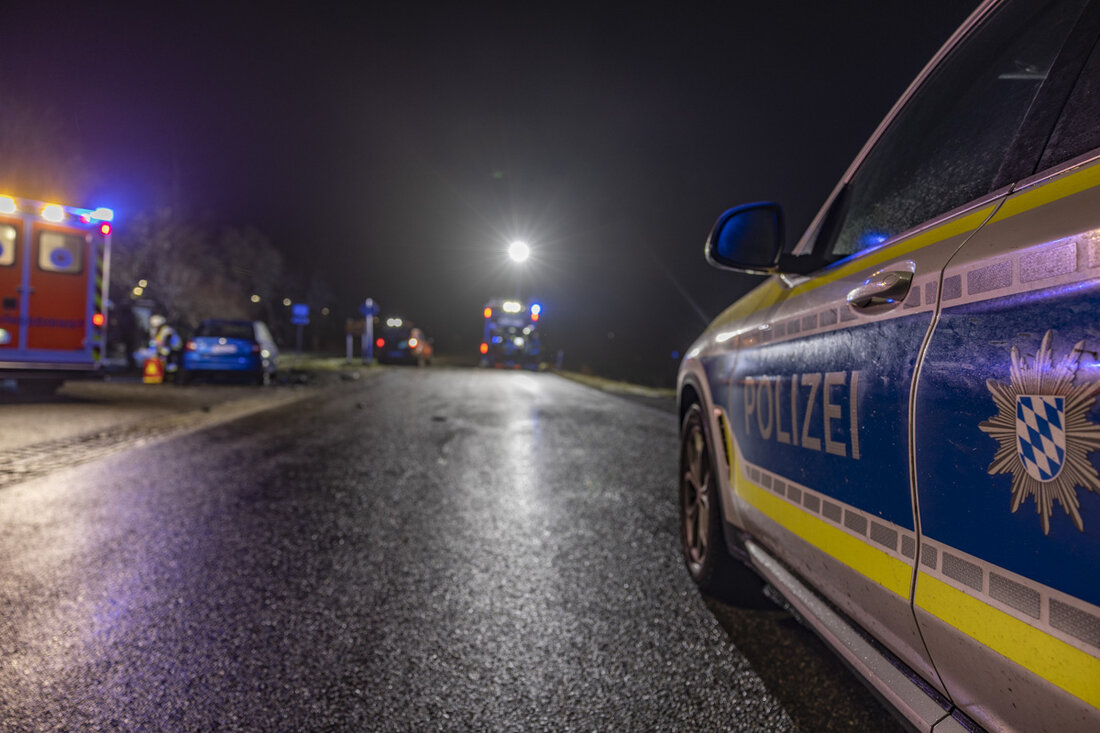 Schwandorf. Bei einem Unfall wurden am Dienstag um 20.00 Uhr ein 17-jähriger Kraftradfahrer verletzt und Sachschäden von ca. 8.000 € verursacht.