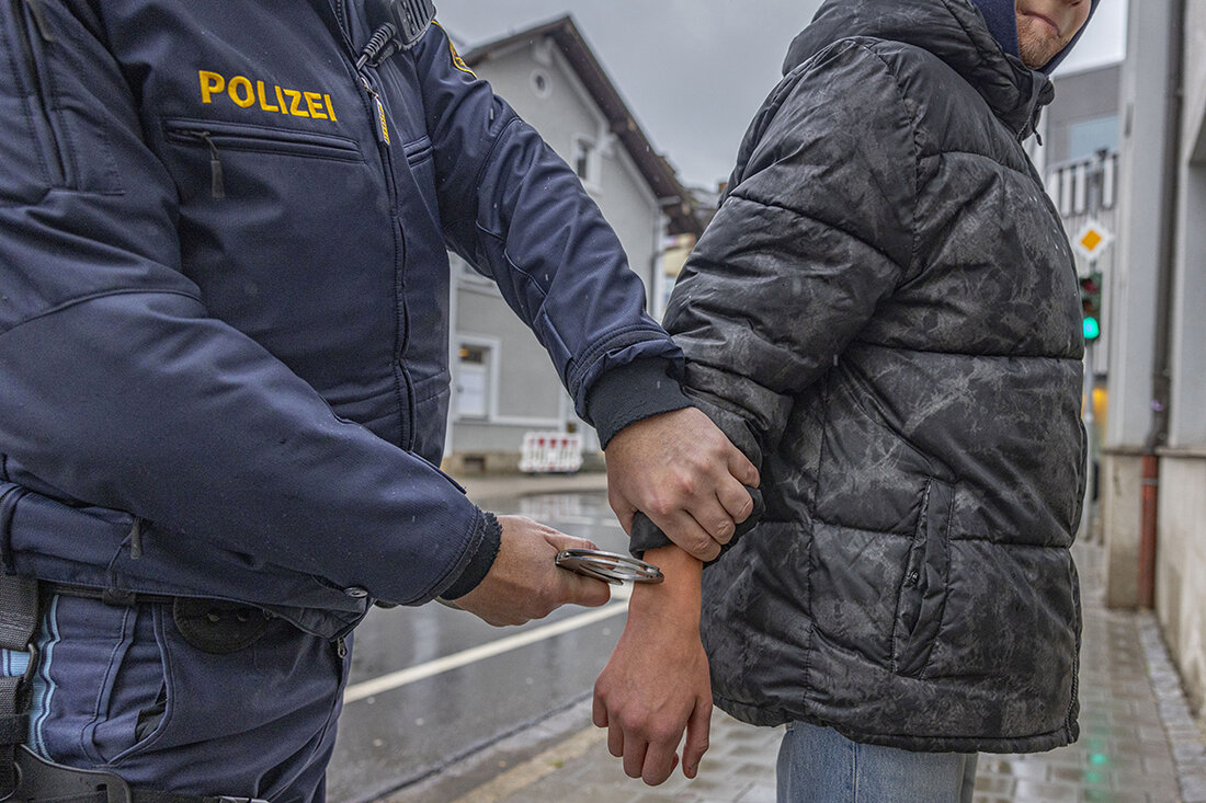 Weiden. Seit 14 Tagen zog sich eine Einbruchsserie durch den Weidener Süden. Unter anderem betroffen: die Apotheke und ein Wirtshaus in Rothenstadt. Jetzt hat die Polizeiinspektion Weiden den mutmaßlichen Täter ertappt - und zwar auf frischer Tat.
