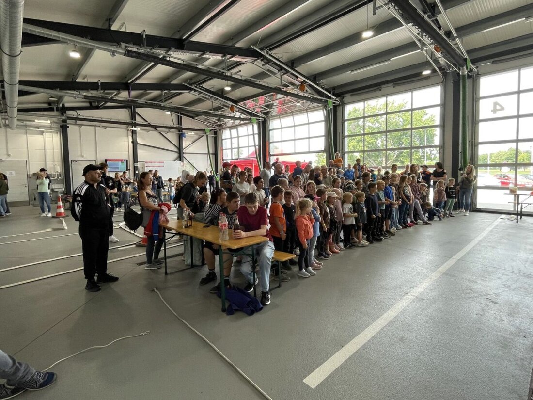 Floß. Über 85 Kinder genossen beim Kinderferienprogramm der Freiwilligen Feuerwehr einen Tag voller Spiel, Spaß und der Möglichkeit, in einem Feuerwehrauto mitzufahren.  