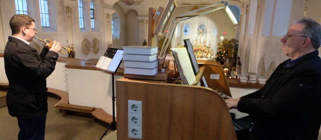 Floß. Die musikalische Tradition der St. Johannes-Kirche wurde mit einem festlichen Jahresabschluss fortgeführt. Harald Bäumler und sein Sohn Andreas begeisterten am 31. Dezember mit Werken klassischer Kirchenmusik.
