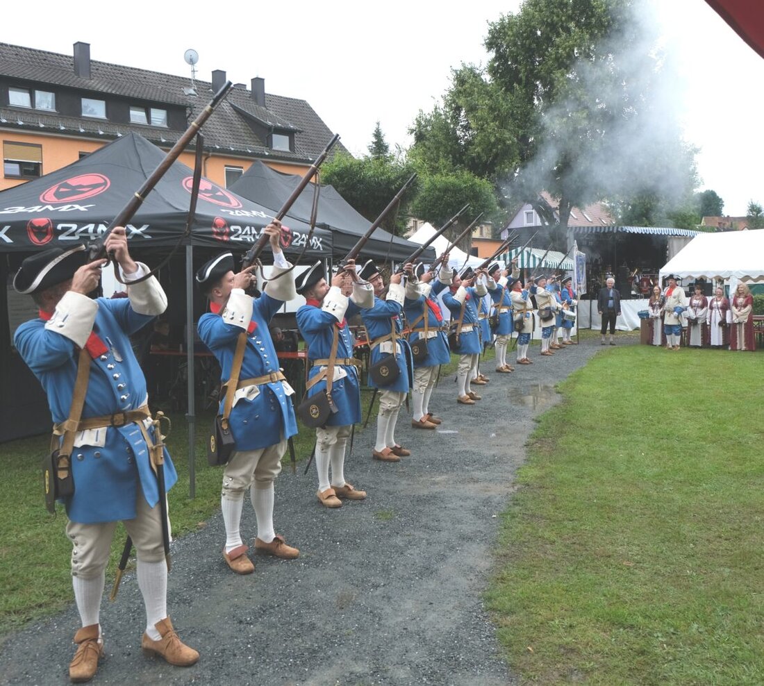 Floss. Trotz anfänglichem Regen feierten hunderte Gäste ausgiebig beim 47. Bürgerfest in der Freizeitanlage „Mühlpaint“. Mit 16 Verkaufsständen, Musik und zahlreichen Attraktionen wurde bis Mitternacht geschunkelt und getanzt.
