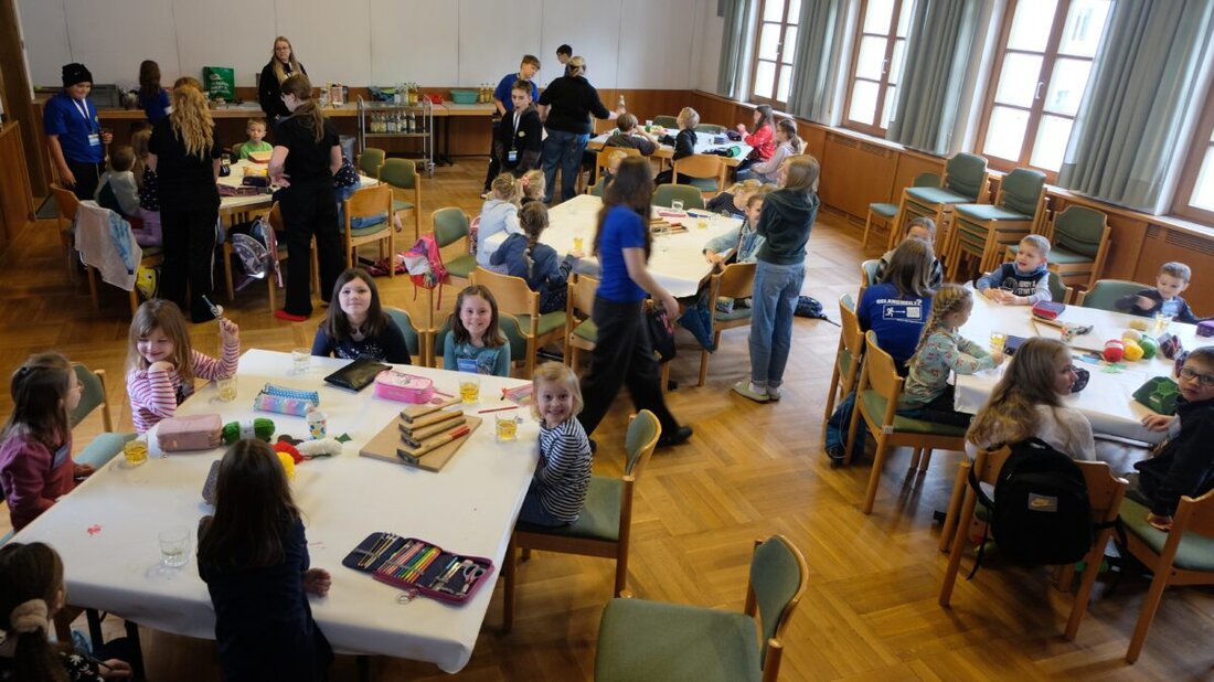 Floß. Die Aktion "Kinder warten aufs Christkind" durch die Christliche Arbeiterjugend in St. Johannes der Täufer erfreute auch dieses Jahr 40 Kinder mit Spielen und Basteln.