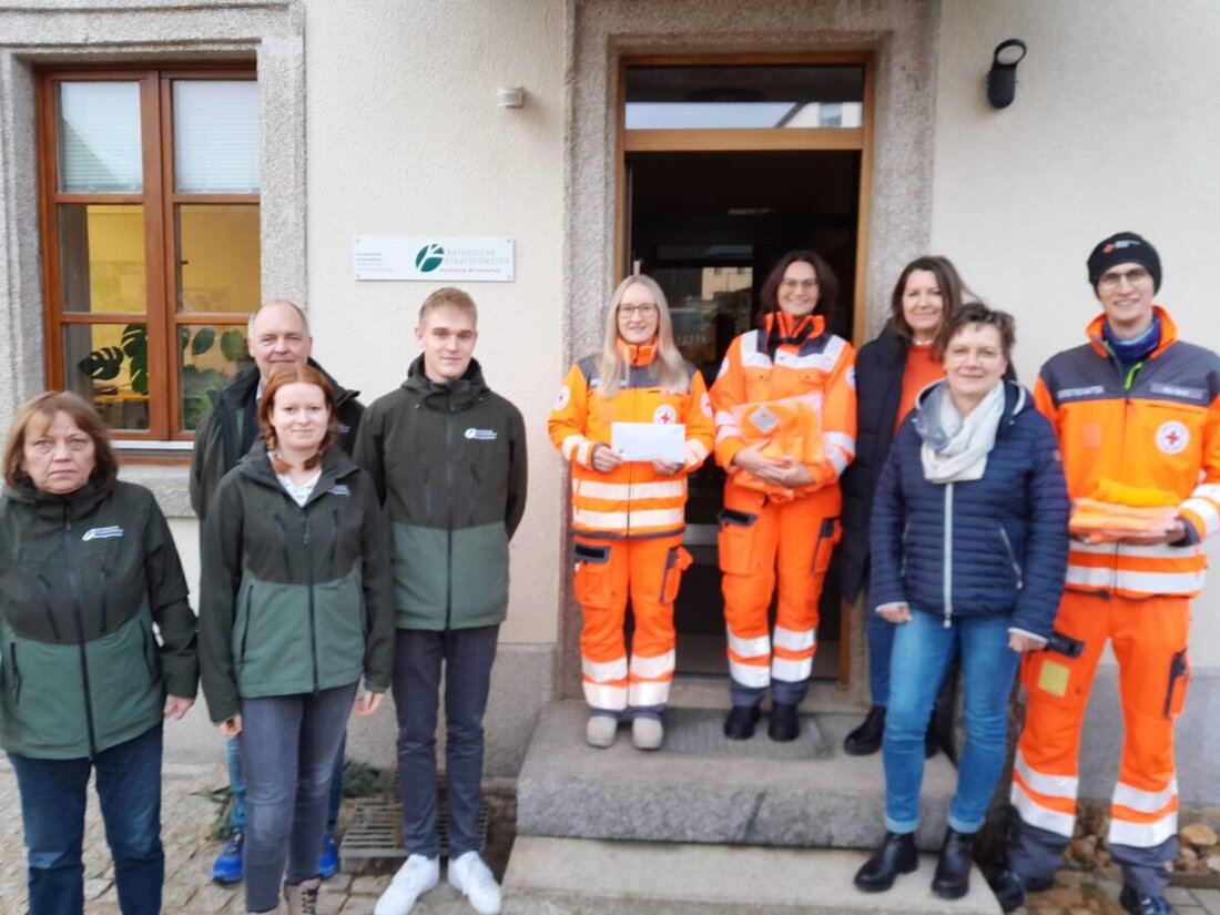 Flossenbürg. Der Forstbetrieb Flossenbürg hat eine Spende von 850 Euro aus einem Streuverkauf für den Kauf eines Einsatzfahrzeugs an die Helfer vor Ort übergeben. Diese Spende unterstützt die wichtige Arbeit der ehrenamtlichen Helfer in der Gemeinschaft.