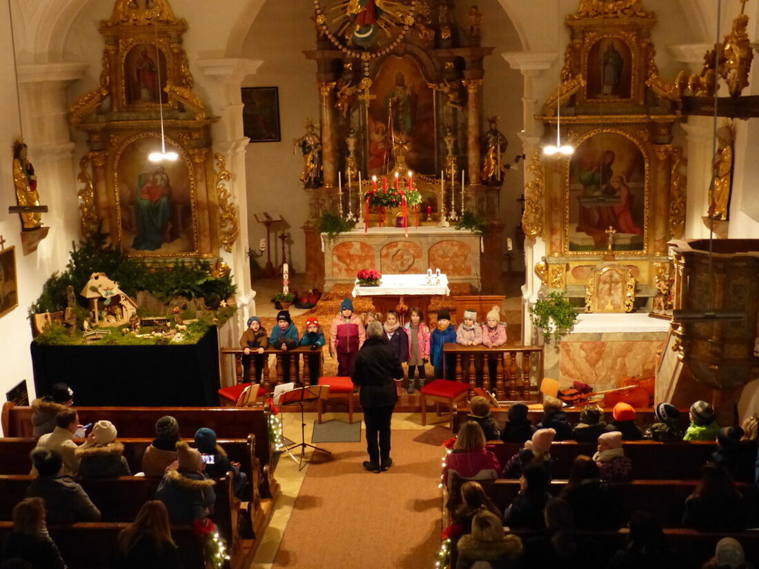 Michldorf. Die Dorfweihnacht bot musikalische, kirchliche und kulinarische Highlights, umgeben von Lagerfeuern für Wärme. Trotz Kälte und Wind war der Besucherandrang groß, mit einem starken Fokus auf Gemeinschaft und Wohltätigkeit.