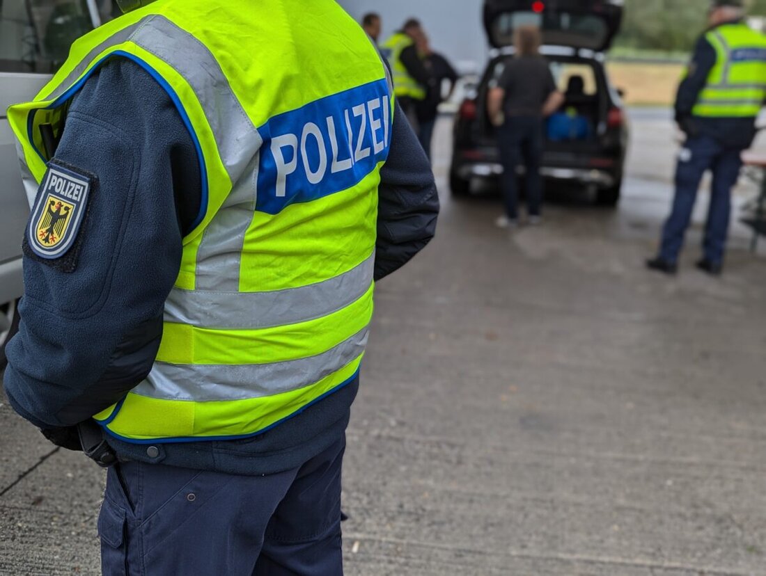 Waidhaus. Die Bundespolizei Waidhaus hat bei Grenzkontrollen an der Autobahn A6 sechs Haftbefehle vollstreckt, zwei Männer wurden ins Gefängnis eingeliefert. Die anderen vier konnten durch Zahlung vermeiden, ihre Ersatzfreiheitsstrafe anzutreten.