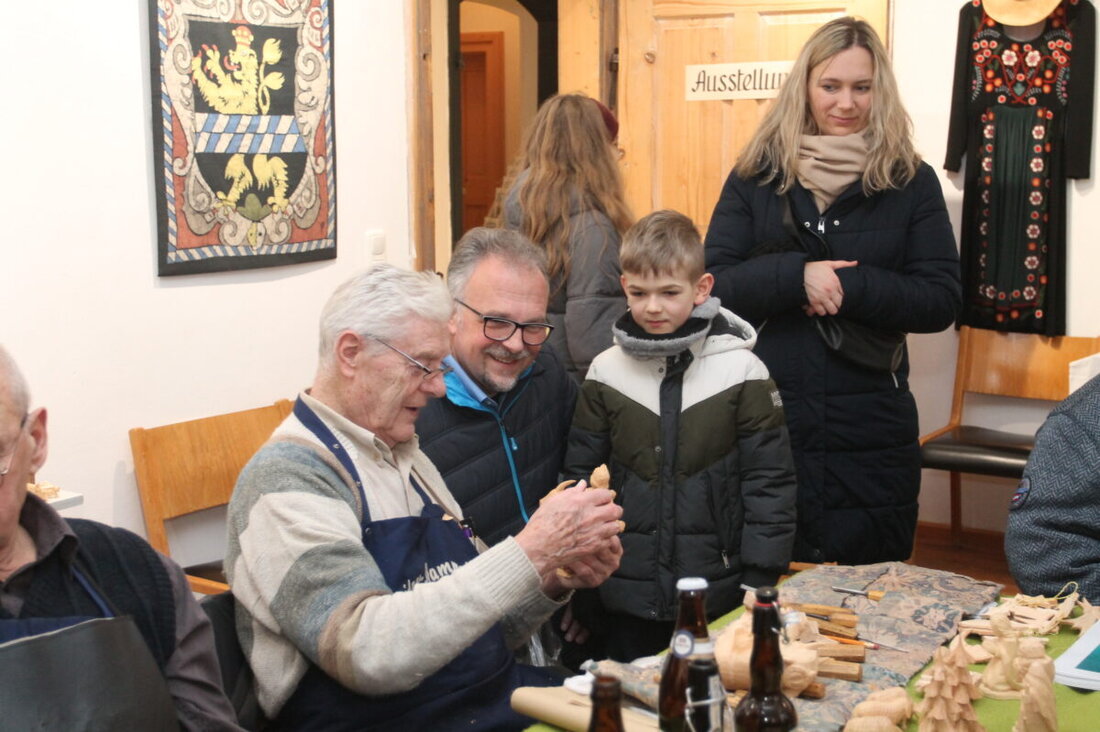 Pleystein. Der "Tag der offenen Tür" zum 20-jährigen Bestehen des Stadtmuseums zog viele Besucher an. Neben Holzschnitzerei wurden auch Stricken, Klöppeln und Klosterarbeiten präsentiert.