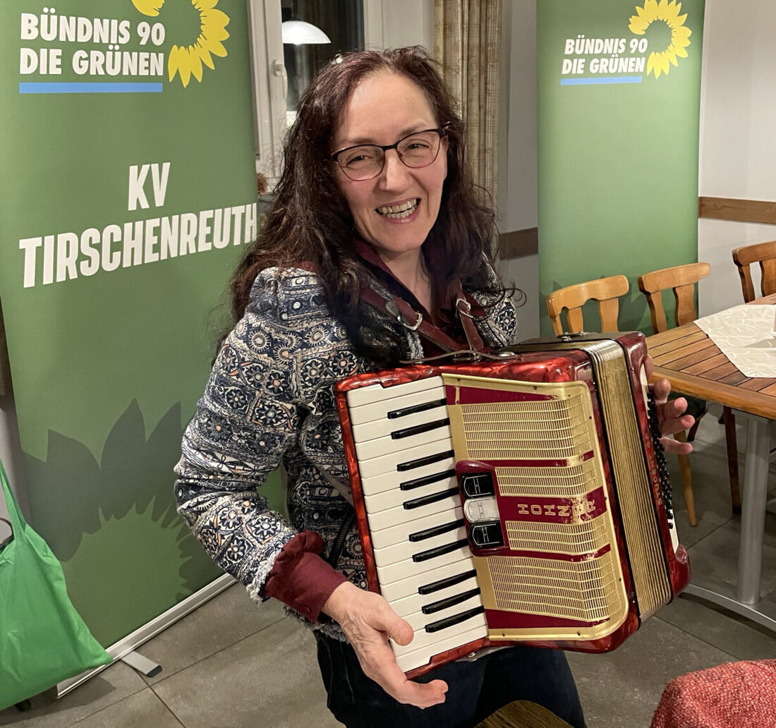 Kemnath. Die Bundestagsdirektkandidatin Anne Droste diskutierte mit dem Ortsverband der Grünen über politische Themen und betonte die Notwendigkeit einer Reform des europäischen Asylsystems sowie den Kampf gegen Fachkräftemangel und für den Klimaschutz.