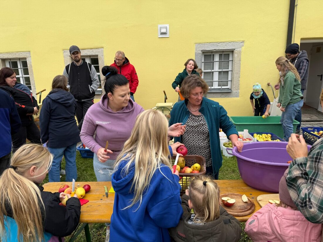 Böhmischbruck. Richtig was los war beim Obst- und Gartenbauverein, als unter dem Motto „Vom Baum in die Flasche“ rund 20 Mitglieder, Familien und Kinder zum Apfelpressen zusammenkamen.