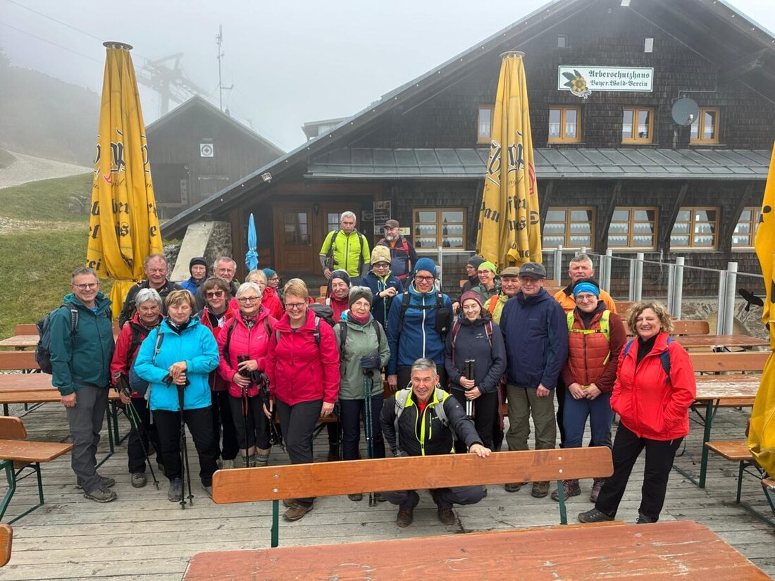 Tännesberg. 31 Wanderer der TSV-Abteilung RAN bestiegen bei herbstlichem Wetter den Großen Arber, genossen Hüttenkost im Arberschutzhaus und kehrten über den Goldsteig mit Einkehr am Arbersee zurück.