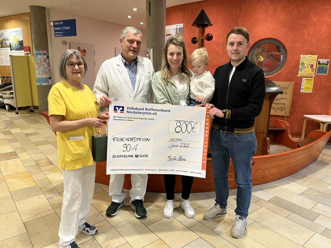 Weiden. Die Kinderklinik freut sich über eine 800 Euro Spende von der Familie Zeus für die Frühchenbetreuung. Die Eltern hatten das Geld anlässlich ihrer Hochzeit gesammelt.
