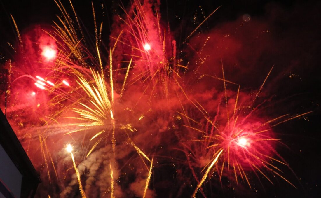 Weiden. Das kann man für Weidener Verhältnisse schon mal einen spektakulären Raub nennen: Feuerwerk für 15.000 Euro gekrampfelt – vom Täter fehlt jede Spur. Die gute Nachricht: Ein verwirrter junger Mann konnte aus der kalten Waldnaab gerettet werden.