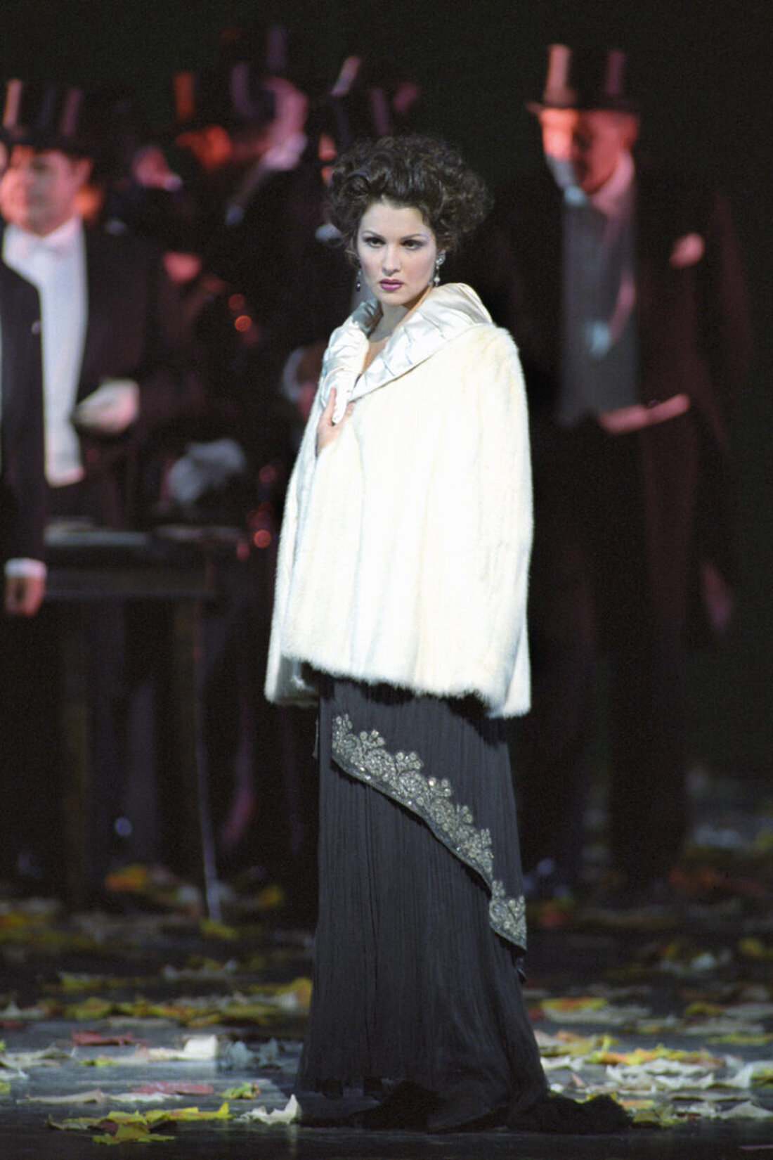 München/Altendorf. Vor seiner Kameralinse standen sie alle: die Opernsänger Anna Netrebko und Jonas Kaufmann, aber auch Schauspieler wie Willem Dafoe, Jeanne Moreau und Regisseur Ingmar Bergman. Wilfried Hösl, geboren in Altendorf bei Nabburg, war über 30 Jahre Fotograf der Bayerischen Staatsoper in München.