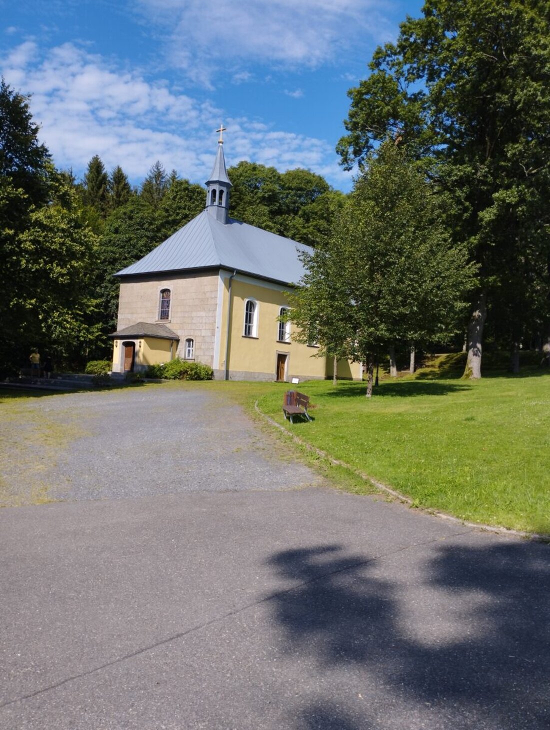 Errichtet 1756, beherbergt die Wallfahrtskirche zum gegeißelten Heiland Kunst und Geschichte, darunter ein Gnadenbild von 1750 und jährliche Steinbergfeste.