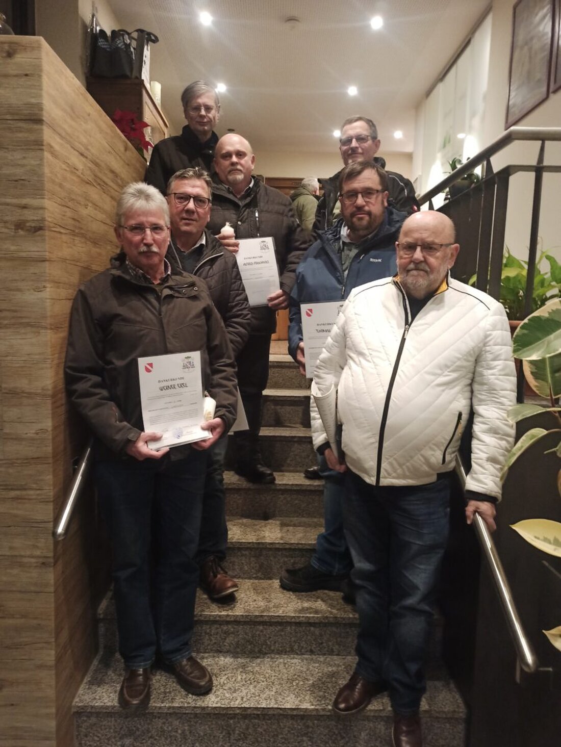 Waldthurn/Lennesrieth – In einer herzlichen Atmosphäre würdigte Pfarrer Norbert Götz kürzlich am Sonnenhang in Kaimling das Engagement der bisherigen Mitglieder der Kirchenverwaltungen Waldthurn und Lennesrieth.