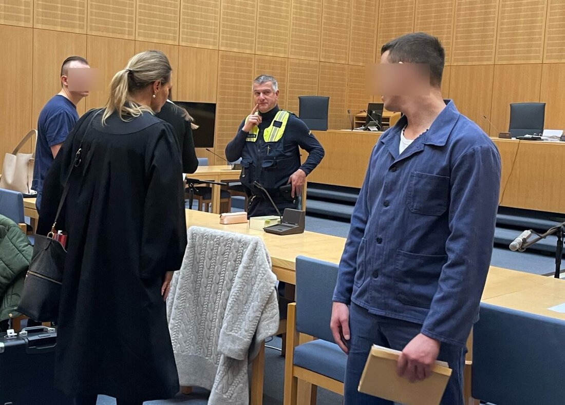 Weiden/Kohlberg. Seit Montag müssen sich zwei Brüder (21 und 31) aus Tschechien vor der 1. Strafkammer am Landgericht Weiden verantworten. Sie sollen im März 2024 ein Ehepaar in Kohlberg ausgeraubt haben. Der 85-jährige Hausherr wurde dabei "in brutalster Weise" mit einem Schlagring niedergeschlagen, so Staatsanwältin Anja Panzer.