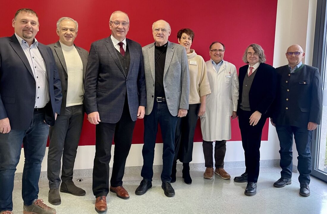Wöllershof. Der Besuch aus Regensburg hat Tradition. Zum Jahresanfang kommen Bezirkstagspräsident Franz Löffler und medbo-Vorstand Dr. Helmut Hausner in das Bezirksklinikum Wöllershof - zum Rückblick und Ausblick. Ein positives Ergebnis aus 2024: Die neue Wahlleistungsstation für Privatpatienten wird sehr gut angenommen. "Ein Volltreffer." 2025 wird "herausfordernd".