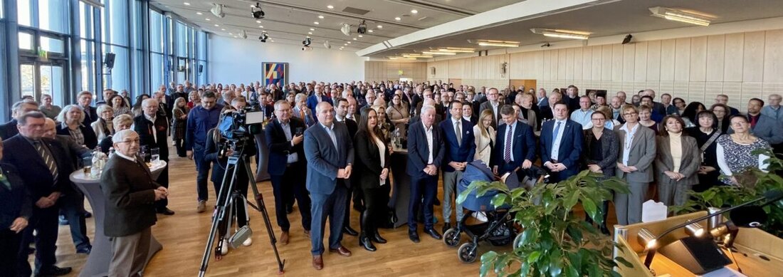 Weiden. Die Stadt Weiden mit Oberbürgermeister Jens Meyer lud am Sonntagvormittag zum Neujahrsempfang in die Max-Reger-Halle. Seine Botschaft: "Weiden blüht in vielen Bereichen." Trotz globaler und kommunaler Krisen gebe es "vieles, worauf wir stolz sein können". Es gelte, weiter anzupacken.