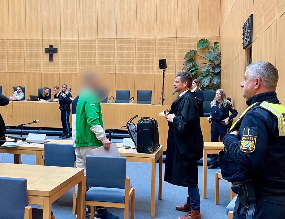 Weiden. Ein Weidener (29) muss sich wegen gefährlicher Körperverletzung vor dem Landgericht Weiden verantworten. Er soll im Sommer 2023 seine schwangere Frau (20) mit Fäusten geschlagen haben, die dabei ihr einjähriges Kind auf dem Arm hielt. Das Paar war frisch verheiratet.