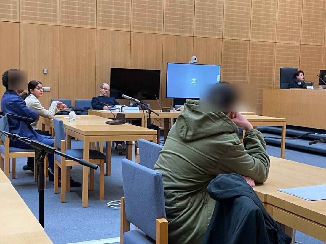 Weiden. Der Prozess um die mutmaßliche Vergewaltigung von zwei Mädchen (14) und einer Frau (35) verzögert sich. Seit Dienstag müssen sich zwei syrische  Staatsangehörige (22 und 28) vor der Jugendkammer am Landgericht Weiden verantworten. Dem jüngeren Angeklagten wird jetzt ein zweiter Pflichtverteidiger beigeordnet.